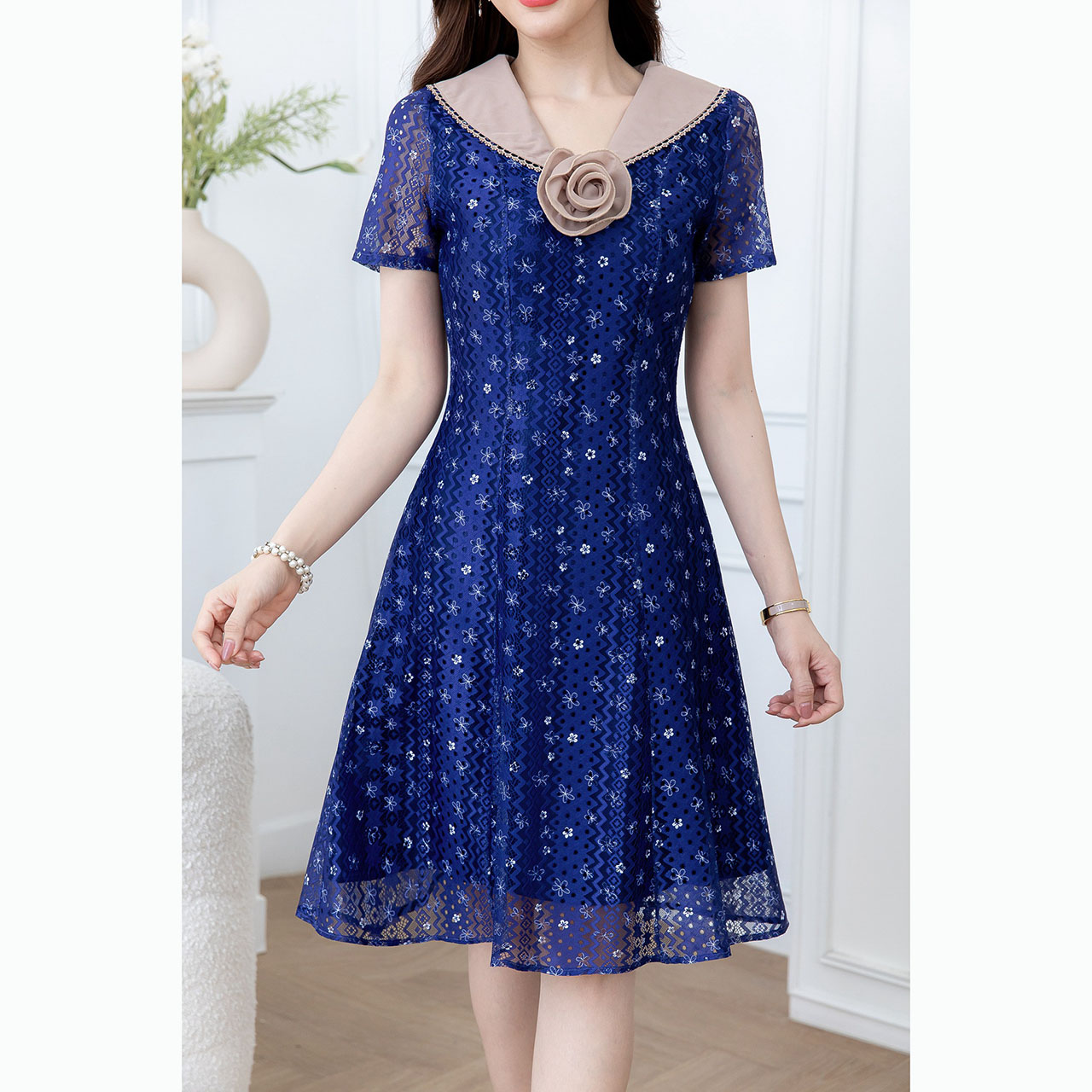 kudapy เดรสสั้นสีกรม/สีชมพู ลูกไม้คอปก ทรงสวยเรียบ เป็นลูกไม้พิมพ์ลายน่ารัก คอปกมีดีเทลแต่งลูกไม้ มีเข็มกลัดดอกไม้ติดสวยเก๋