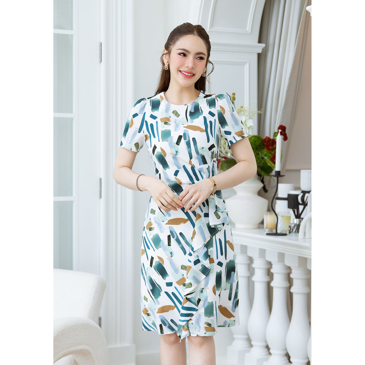 kudapy เดรสลายผ้ากราฟฟิก แพทเทิร์นเรียบแต่มีดีเทลระบายช่วงเอวยาวลงมา เป็นทรงเข้าเอว