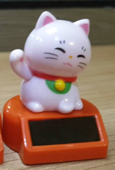 630203 gasha แมวกวักชมพู ฐานส้ม * สามารถกวักมือ และหางได้ ด้วยแผงโซล่าเซลส์ครับ