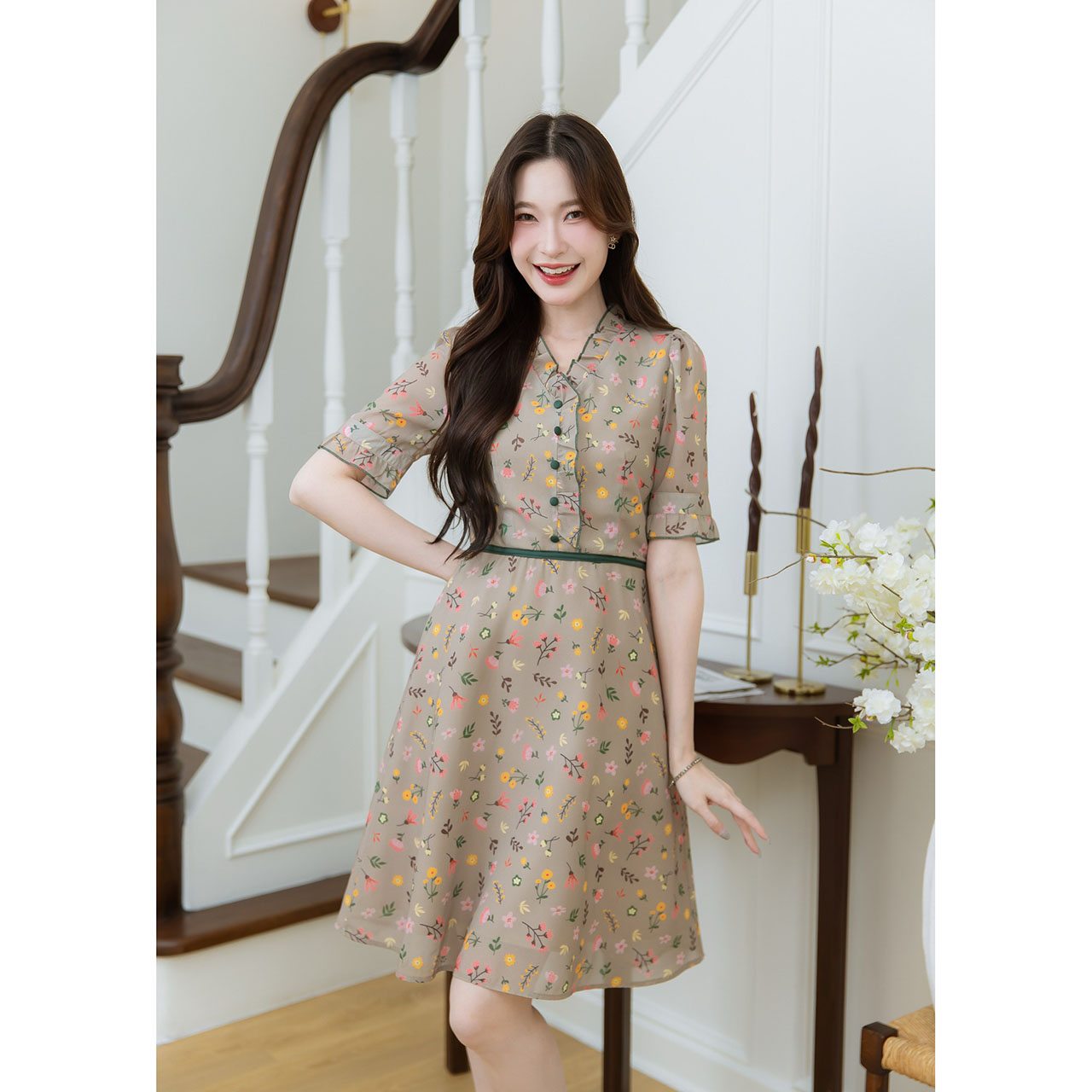 kudapy เดรสผ้าชีฟองพิมพ์ลายดอก ดีเทลคาดขอบเขียวตัดช่วงเอว แต่งกระดุมช่วงอก