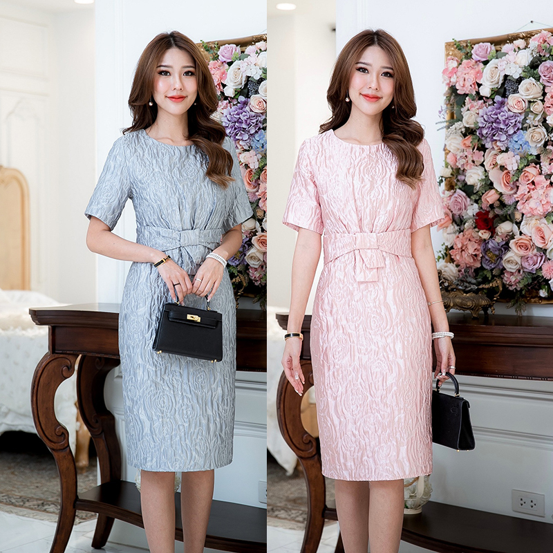 kudapy เดรสสั้นสีโอรส/สีเทา งานผ้า jacquard สามมิติลายนูนผ้าสวยคะ ดีไซน์แขนสั้น ช่วงเอวเย็บแต่งเป็นโบว์รอบเอว