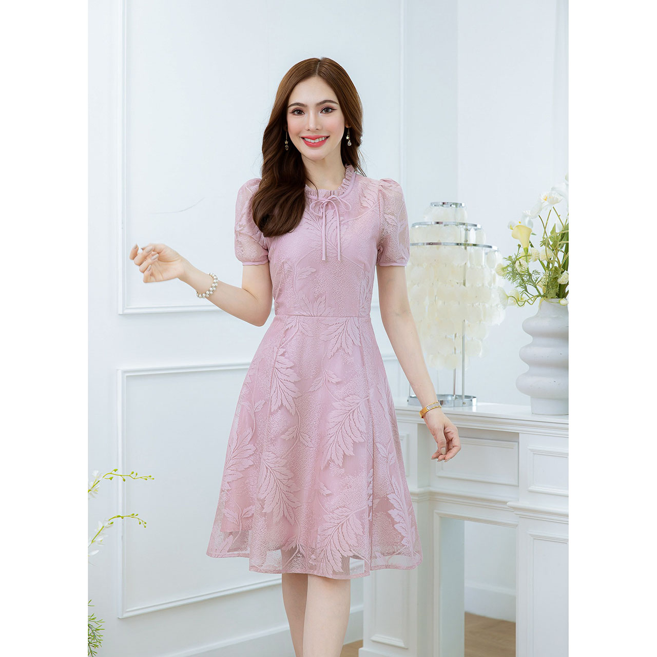 kudapy เดรสสั้นสีดำ/สีชมพู ผ้าลูกไม้ทอลายสวย ลูกไม้ทอลายใบไม้ จับจีบผูกโบว์ช่วงคอ สวยเรียบใส่ได้ตลอด