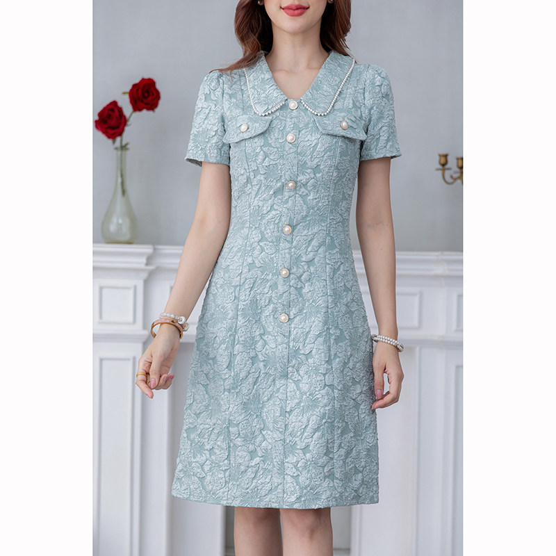 kudapy เดรสสั้นสี เขียวพาสเท/สีดำ คอปกมุก ผ้าแจ็คกาด เป็นทรงเข้ารูป มีดีเทลแต่งกระดุม และกระเป๋าช่วงอก เพิ่มความสวยเก๋