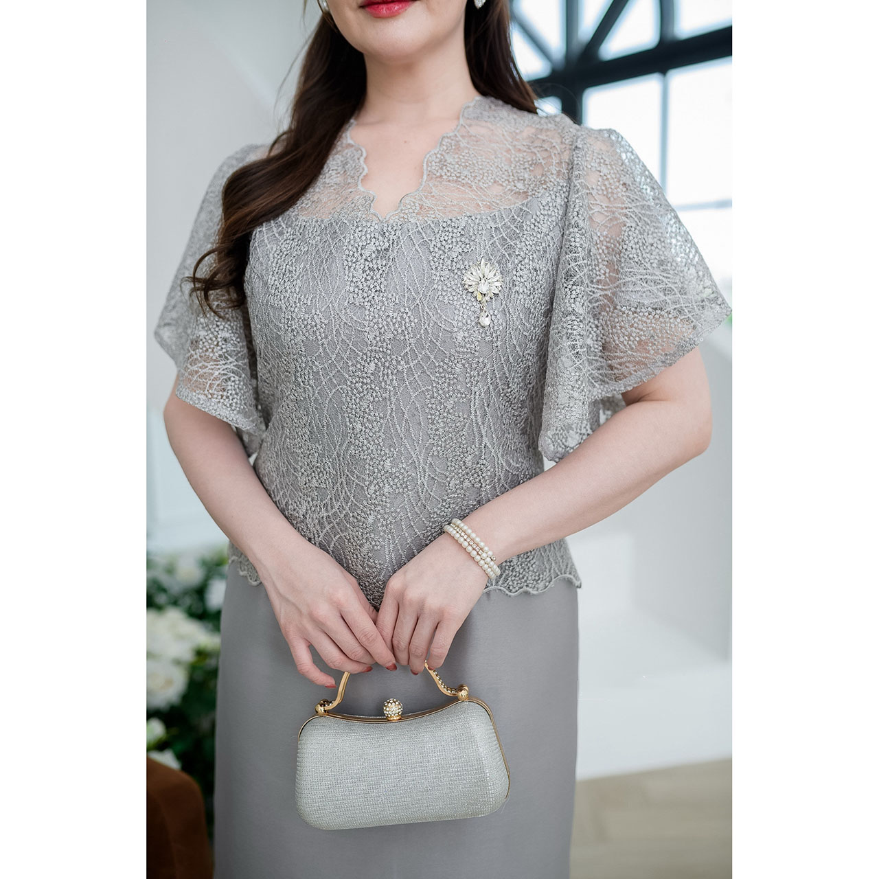 kudapy เดรสผ้าไหมลูกไม้คอวีแขนระบาย ดีไซน์แขยเฉียงระบายระย้าช่วงแขนสวย