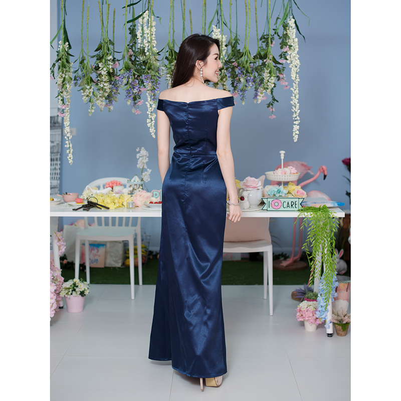 kudapy เดรสยาวเปิดไหล่สีกรมท่า ชุดราตรีทรงปาดไหล่ ช่วงเอวจับจีบตามแบบ กระโปรงป้ายทรงหางปลาผ่าด้านหน้า ดู sexy เล็กๆ