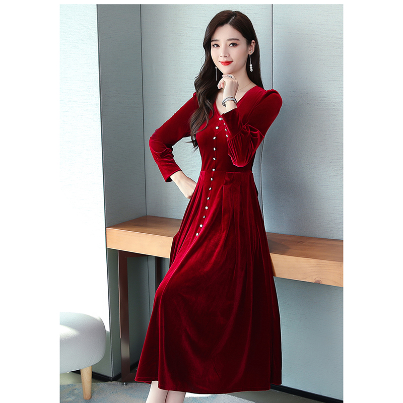 kudapyเดรสผ้ากำมะหยี่สีแดงเลือดนก คอวีตกแต่งกระดุมขาว แขนยาว เอวสายผูกโบว์ กระโปรงทรงเอ