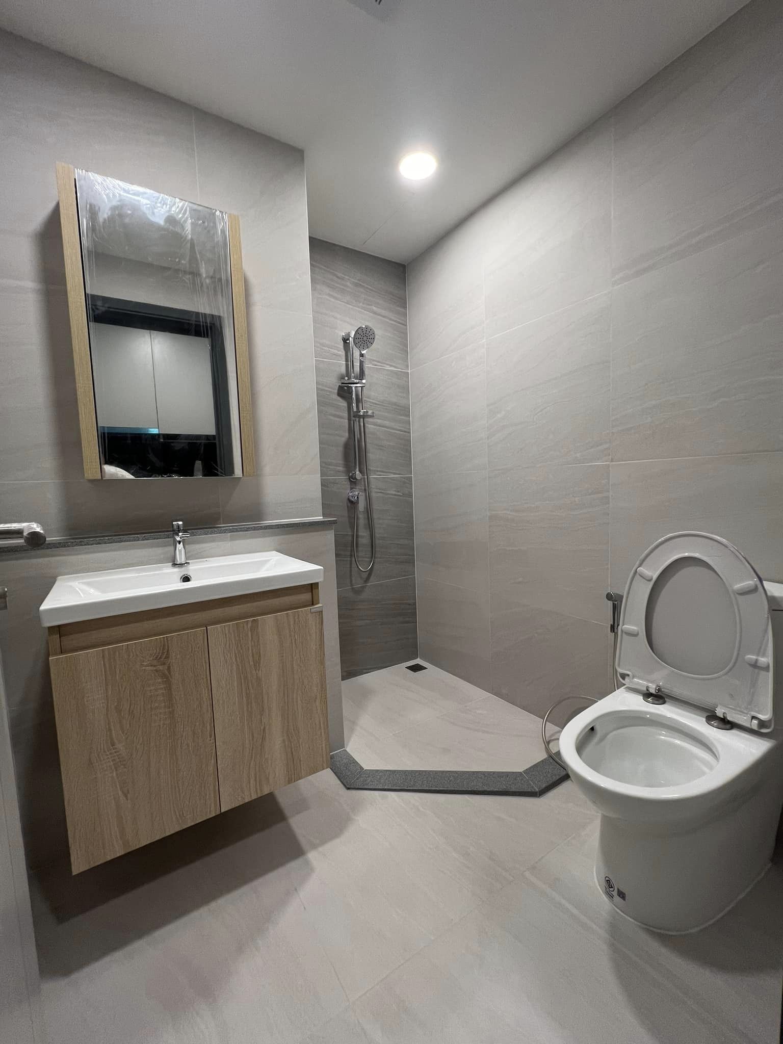 สนใจชมห้องติดต่อได้เลย Line ID: Smile-easy ปล่อยเช่าคอนโด The Stage Mindscape Ratchada-Huai Khwang (เดอะสเตจ มายด์สเคป รัชดา-ห้วยขวาง) - 1ห้องนอน 1ห้องน้ำ 1ห้องนั่งเล่น - ใกล้ MRT ห้วยขวาง - ขนาดห้อง 26 ตรม. ชั้น 8