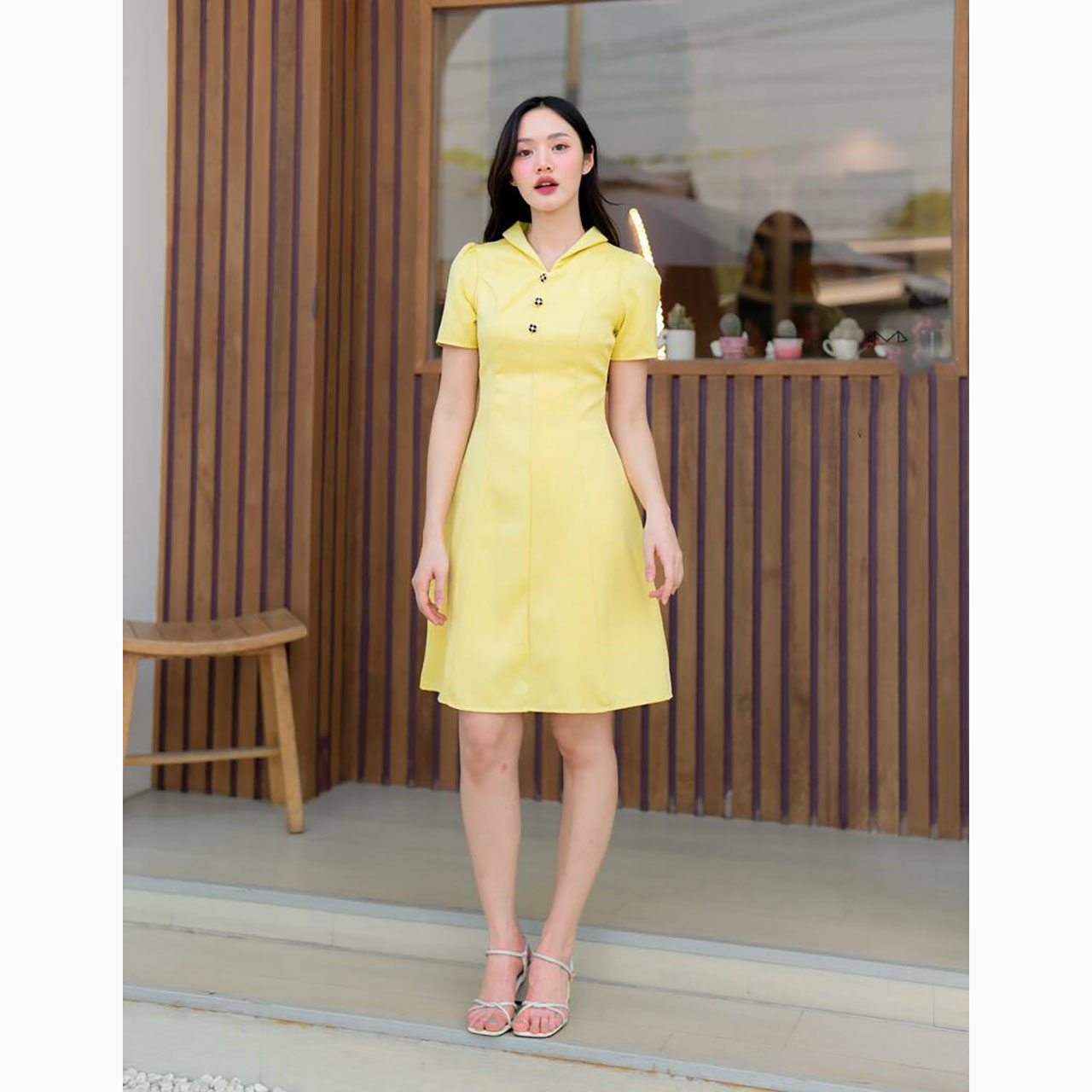 kudapy เดรสสั้นสีครีม สีดำ สีเหลือง คอปกกระดุมดอกไม้