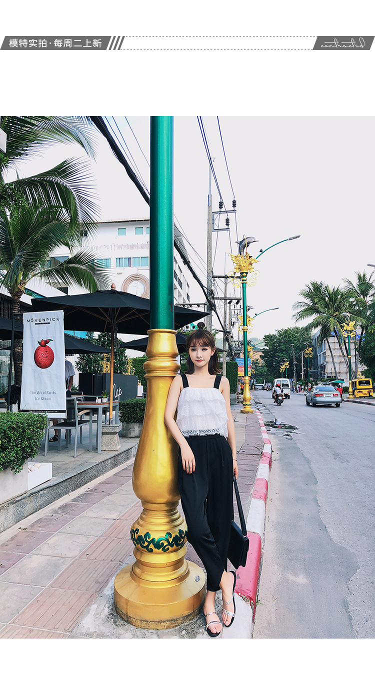 kudapy จั๊มสูท สายเดี่ยวสีดำ ตัวเสื้อผ้าลูกไม้ซ้อนกันสีขาว เย็บต่อกับกางเกงขายาวสีดำ