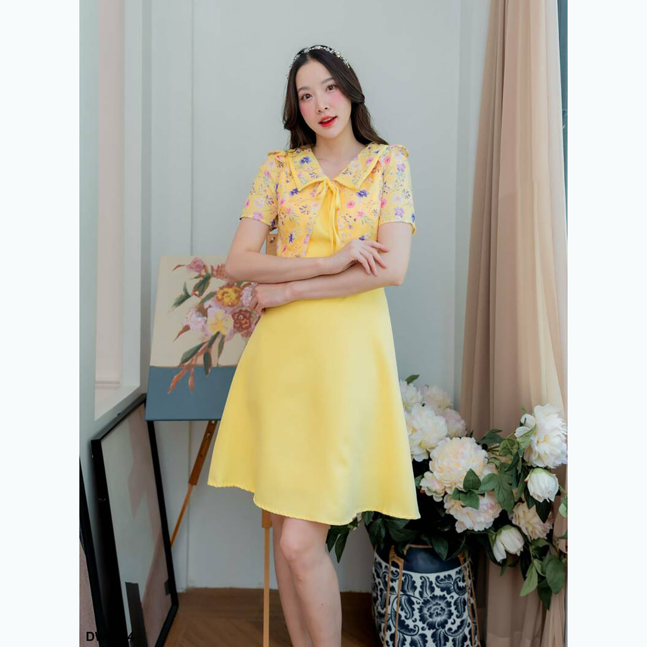 kudapy เดรสสั้นสีชมพู/สีม่วง/สีเหลือง ผ้าพื้นกั๊กลายดอกผูกโบว์