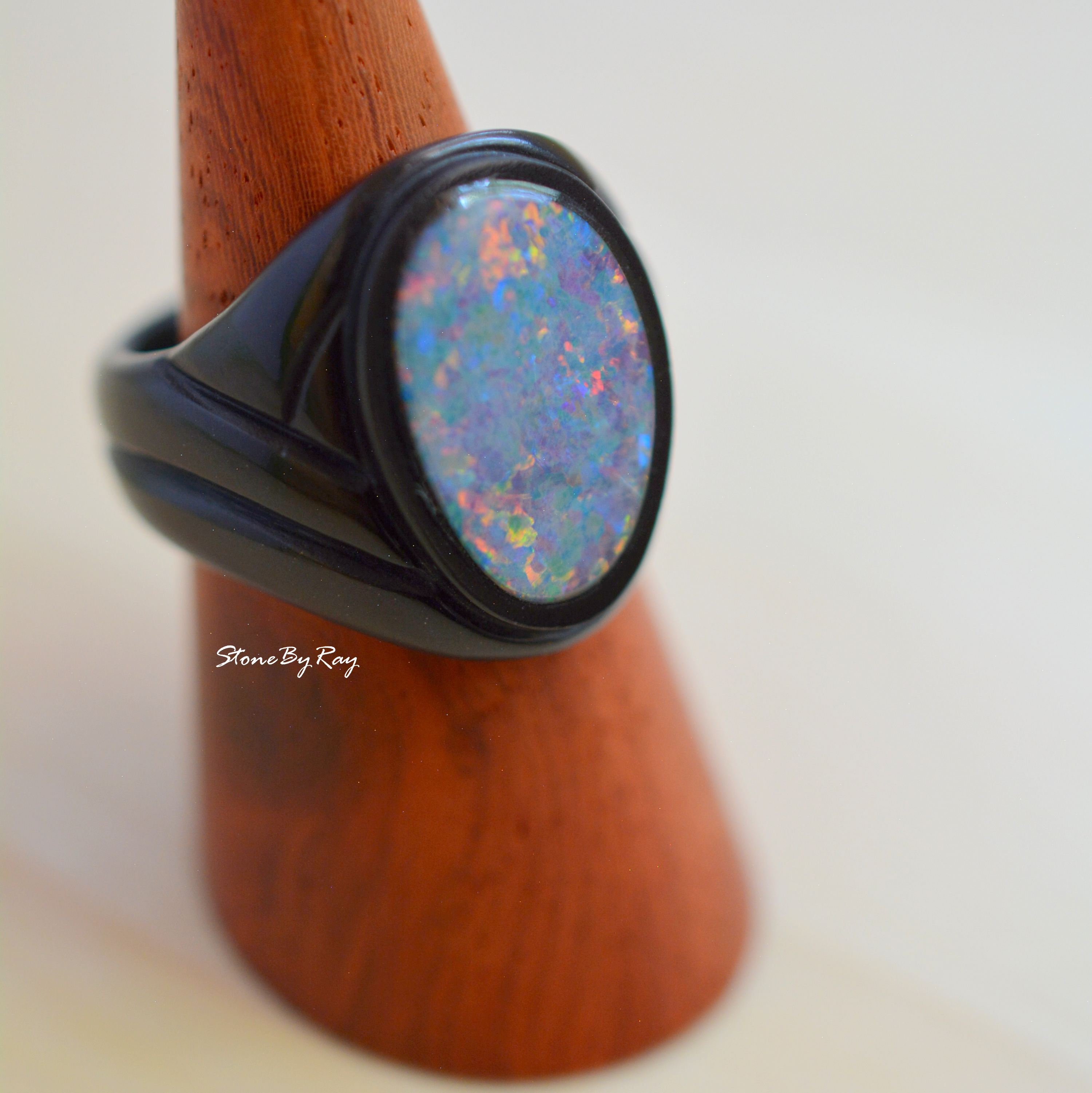 พลอยโอปอลดีไซน์กับแหวนหินออนิคแกะสลัก (Opal with onyx carved stone ring.)
