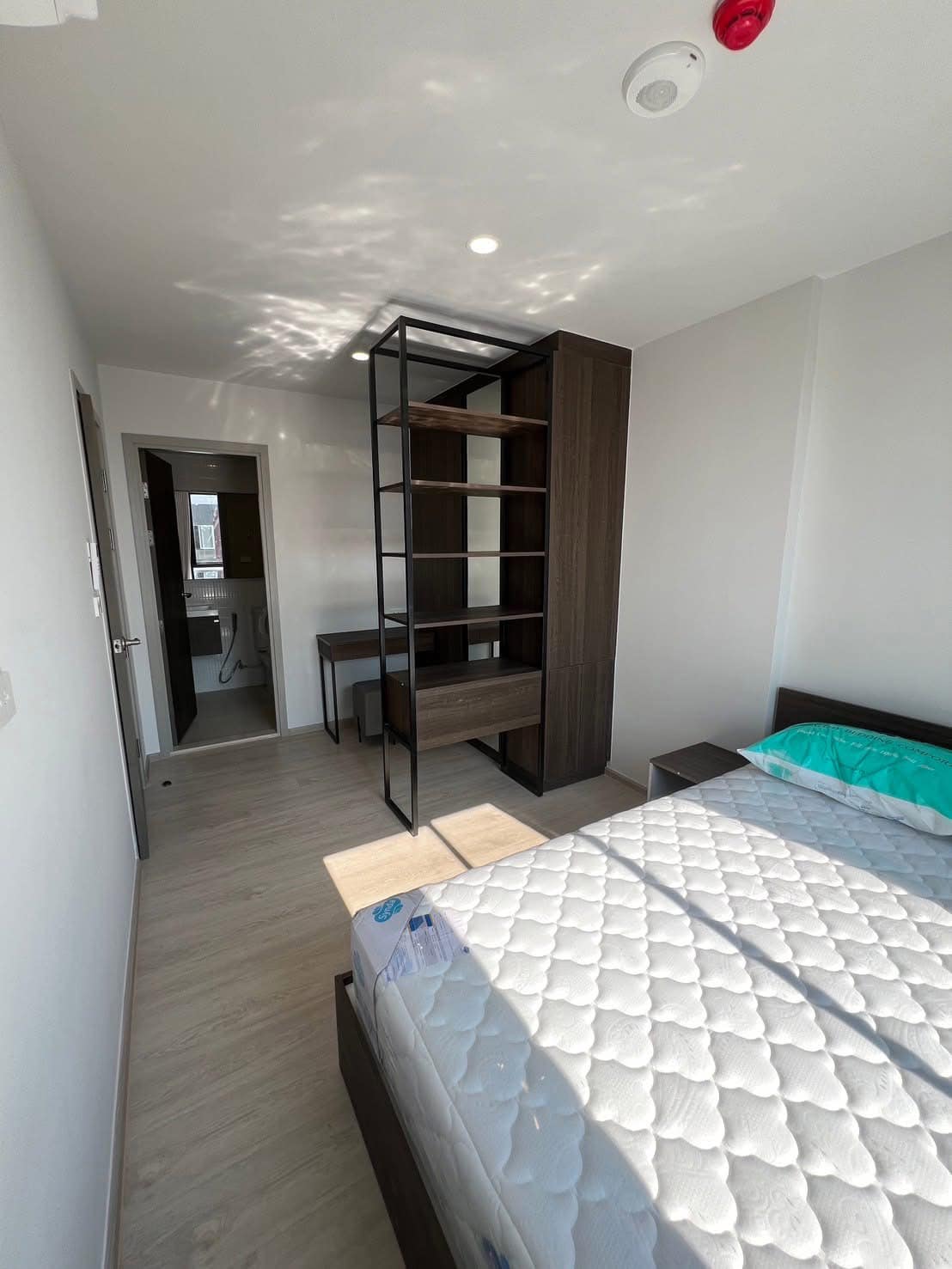 ปล่อยเช่า Nue Cross Khu Khot Station (นิว ครอส คูคต สเตชัน) - โซนพื้นที่ BTS คูคต 1ห้องนอน 1ห้องน้ำ - ขนาดห้อง 30.68 ตรม. ชั้น 8 ตึก C วิวรถไฟฟ้า - ให้เช่า 11,000 ต่อเดือน