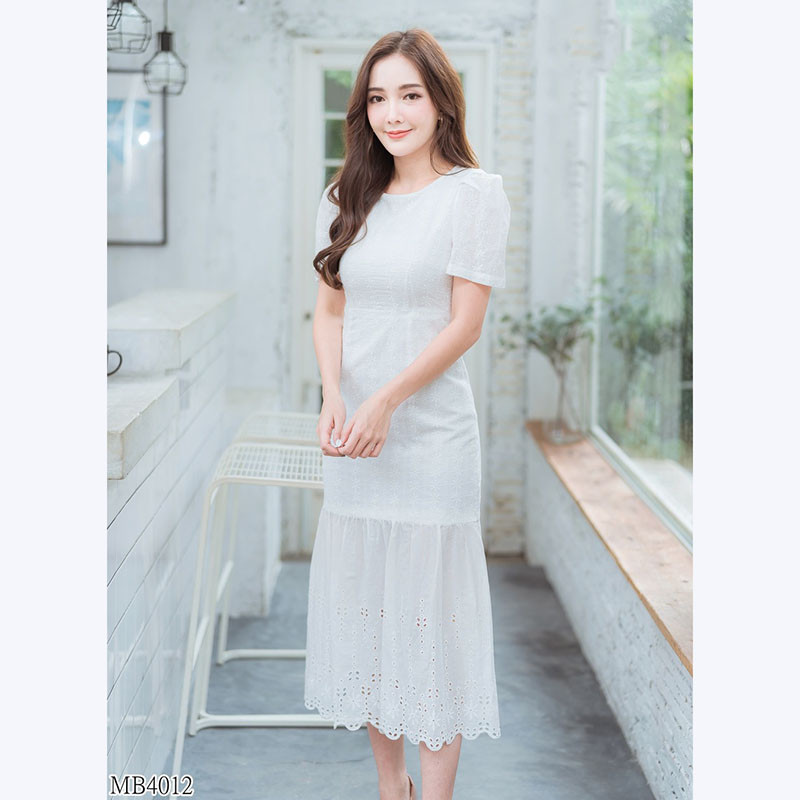 kudapy เดรสยาวคอกว้างสีชมพู แขนพองจั้มจับจีบ ผ้าฉลุเกาหลีสวยน่ารักดูดีมากๆ