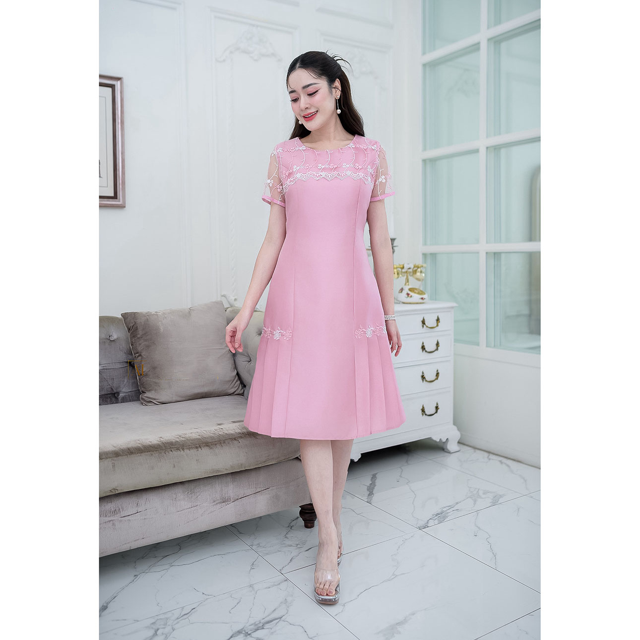 kudapy เดรสสั้น ผ้าไหมกระโปรงทวิสลูกไม้ปัก กระโปรงเป็นทรงเอ ด้านข้างทำเป็นจีบทวิสทั้งสองข้าง แต่งลูกไม้ดอกไม้ทูโทนประดับทั้งสองด้าน