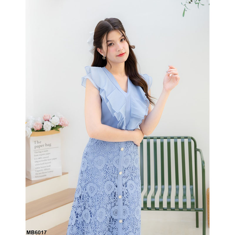 kudapy เดรสยาวสีขาว/สีชมพู/สีฟ้า คอลใหม่คือสวยปังไม่ไหว เป็นทรงกระโปรงพริ้ว แต่งผ้าลายลูกไม้ มีกิมมิคอัดพลีทระบายกลางอก งานซิปซ่อนด้านหลัง