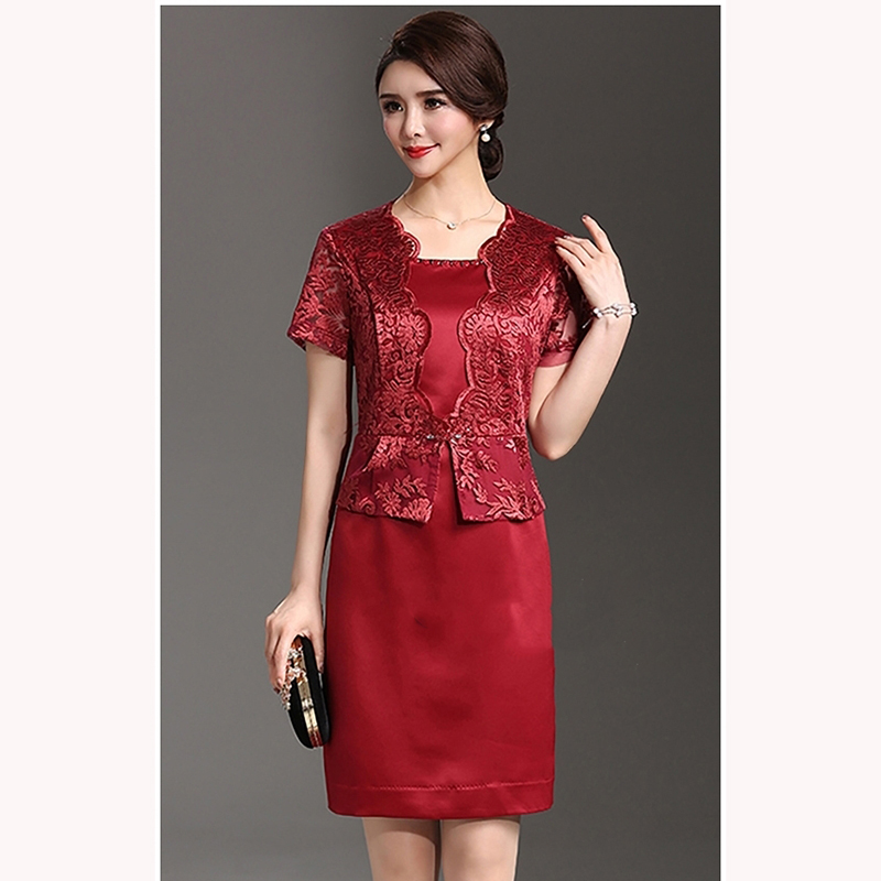 kudapy เดรสลูกไม้สีแดงเข้ม แขนสั้น เย็บแต่งลูกไม้คล้ายเป็นเสื้อคลุมในตัว เอวระบายเล็กน้อย อกและเอวแต่งเพชร ผ้าลูกไม้ปักลายเนื้อเงา