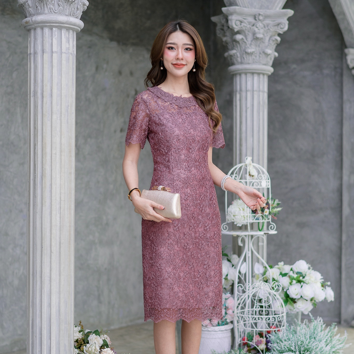 kudapy เดรสสั้นคอกลมปักเลื่อมแขนสั้นสีน้ำตาลกะปิ ทรงเอสวยหรู ลายโดดเด่น เนื้อผ้านิ่มมาก มีความหนานุ่มกําลังดี