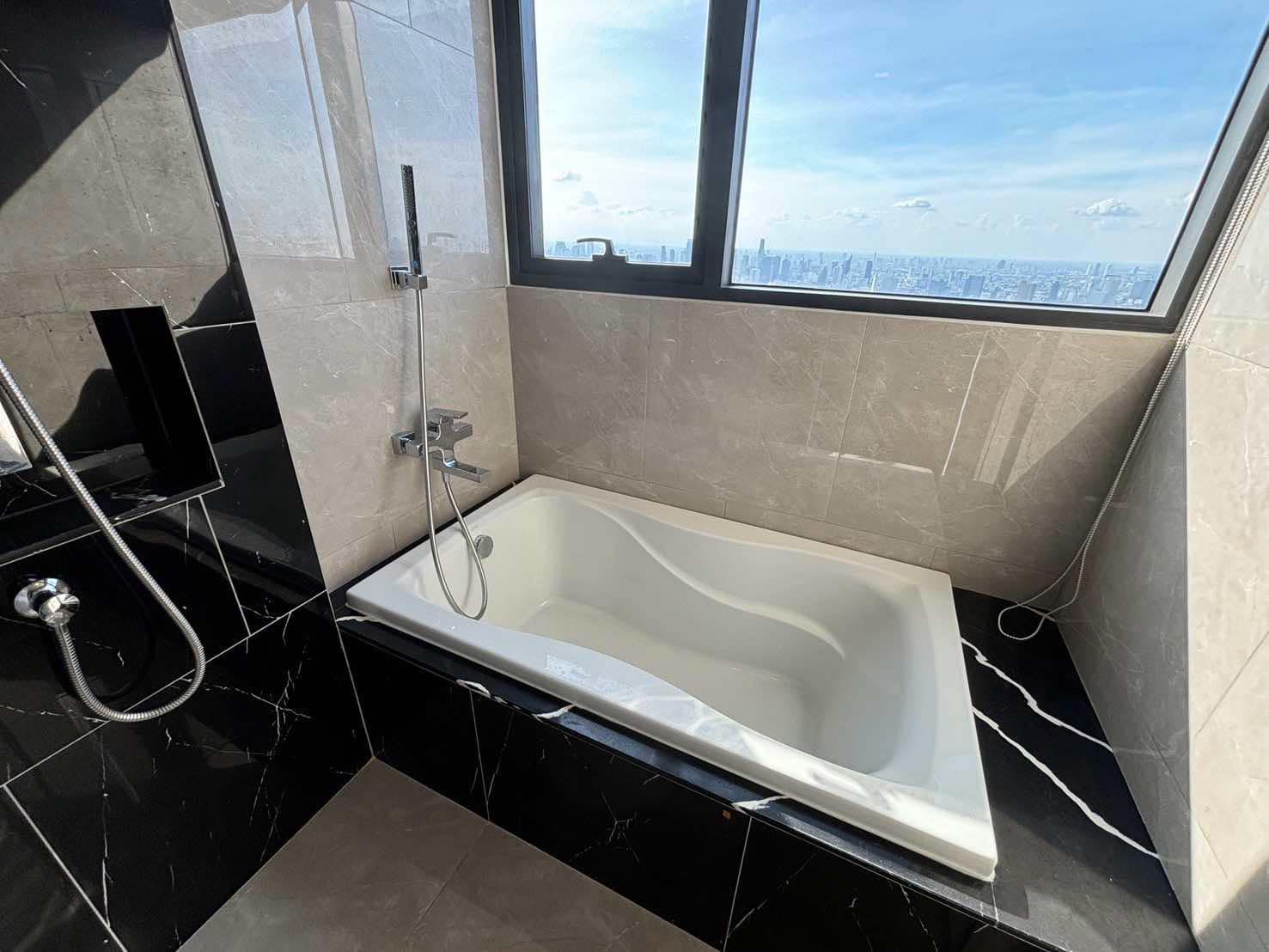 ให้เช่าห้องแบบ 3ห้องนอน 3ห้องน้ำ 1ครัวแยก โซนพื้นที่ MRT พระราม9 คอนโด One9Five Asoke - Rama 9 (วันไนน์ไฟว์ อโศก - พระราม 9) High Rise ขนาดห้อง 93.5 ตรม. ชั้น 58 ตึก A