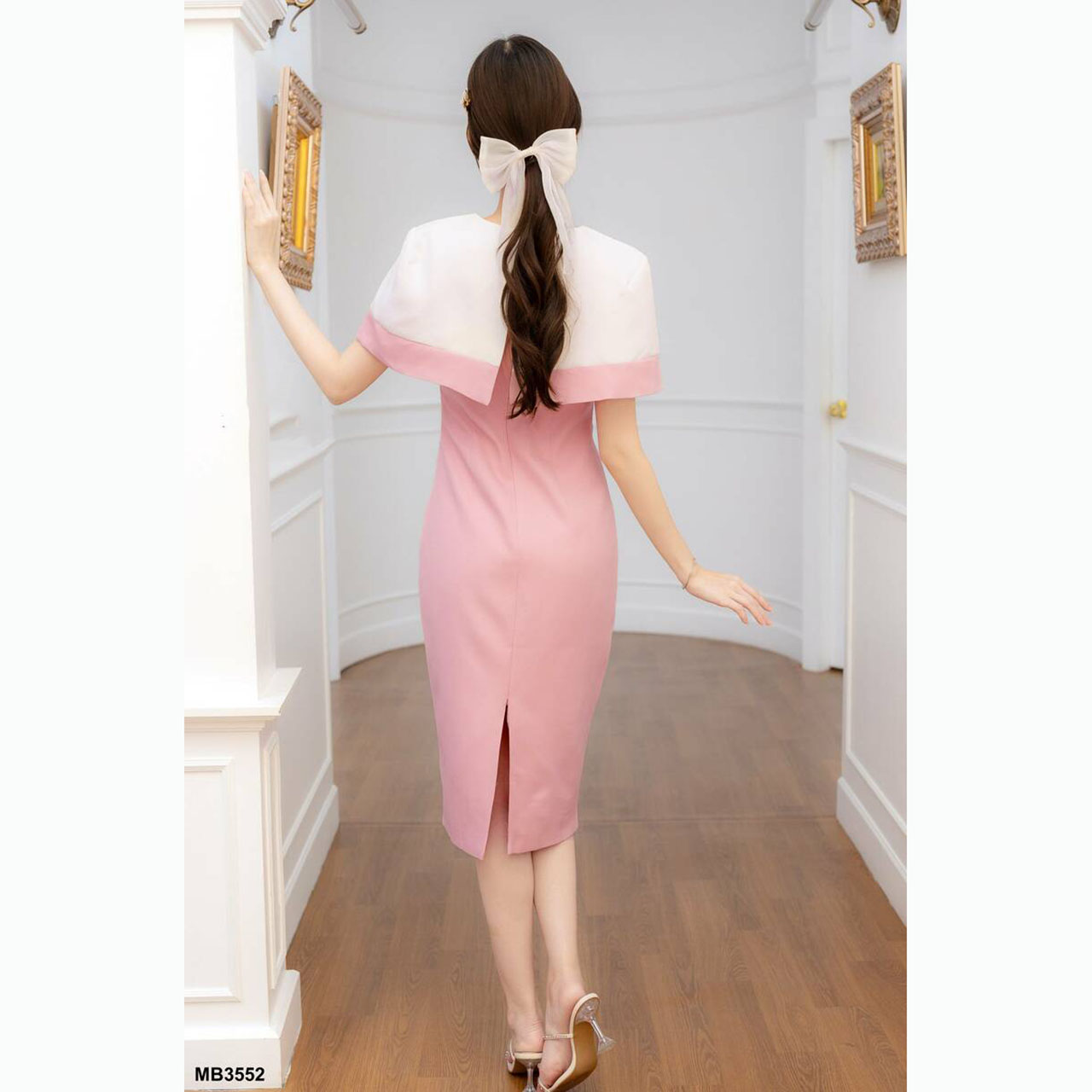 kudapy เดรสสั้นสีชมพู/สีดำ คลุมไหล่ดอกไม้ติดอก