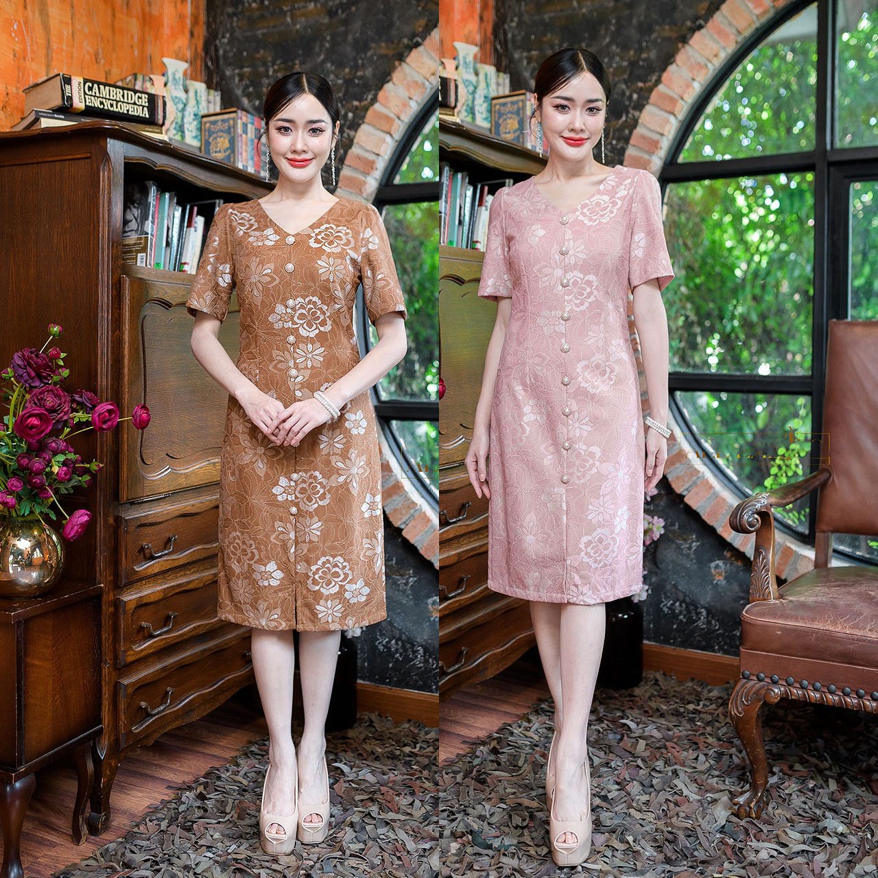 kudapy เดรสสั้นสีน้ำตาล/สีชมพู ผ้าลูกไม้อัดกาวทั้งชุด ทรงแขนสั้นคอวี ด้านหน้าแต่งด้วยกระดุมมุก
