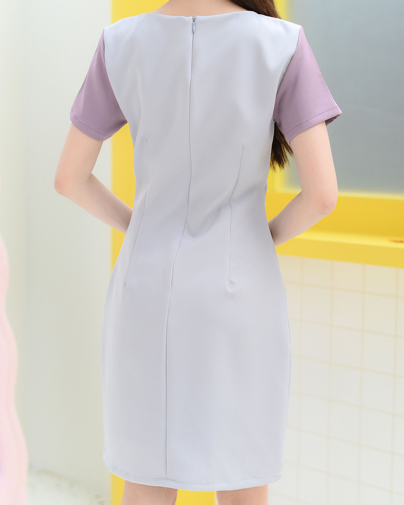 kudapy เดรสคอกลมแขนสั้น ทรงเบสิคใส่สวยเข้ารูป มีกิมมิคเล่นสีทูโทนแนวเฉลียงแบบเก๋ ด้านหลังจับเกล็ดให้ดูผอมเพรียว
