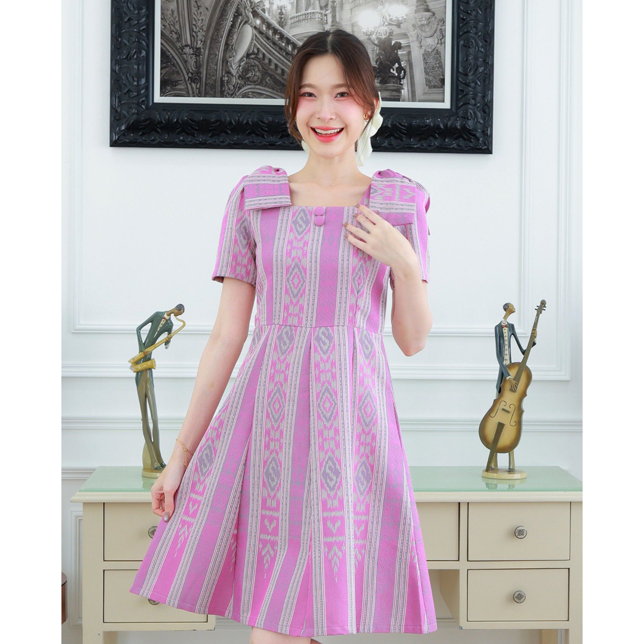 kudapy เดรสลายผ้าไทยแขนสั้นคอเสื้อคอสี่เหลี่ยมแต่งโบว์ที่ไหล่ กระโปรงทรงบา