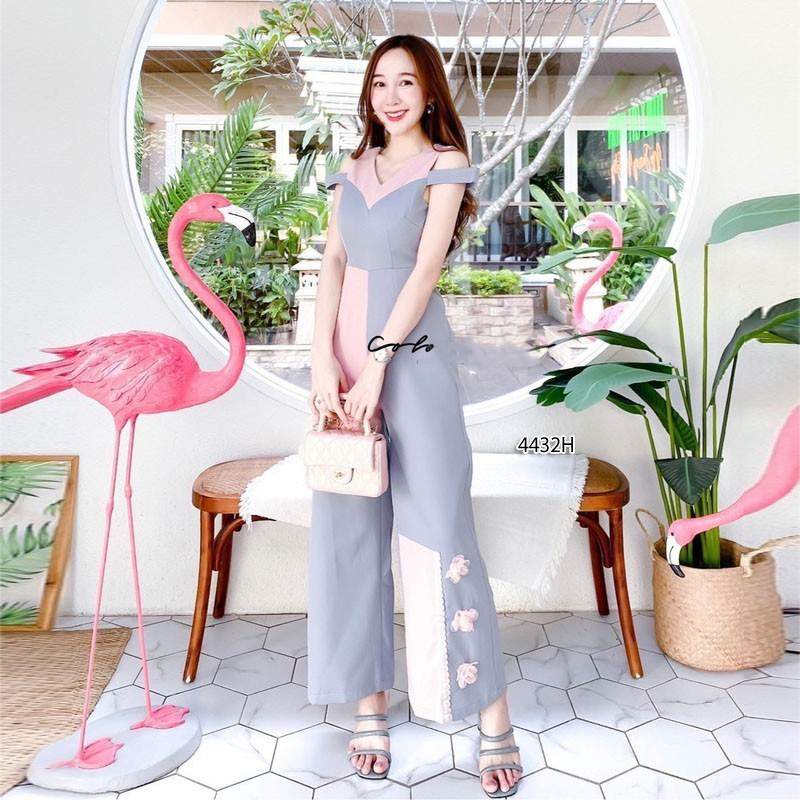 kudapy จั้มสูทขายาวทรงเปิดไหล่ อกตัดต่อผ้าสีอ่อนติดดอกไม้สีหวาน ผ้าซาร่าดีเทลน่ารัก