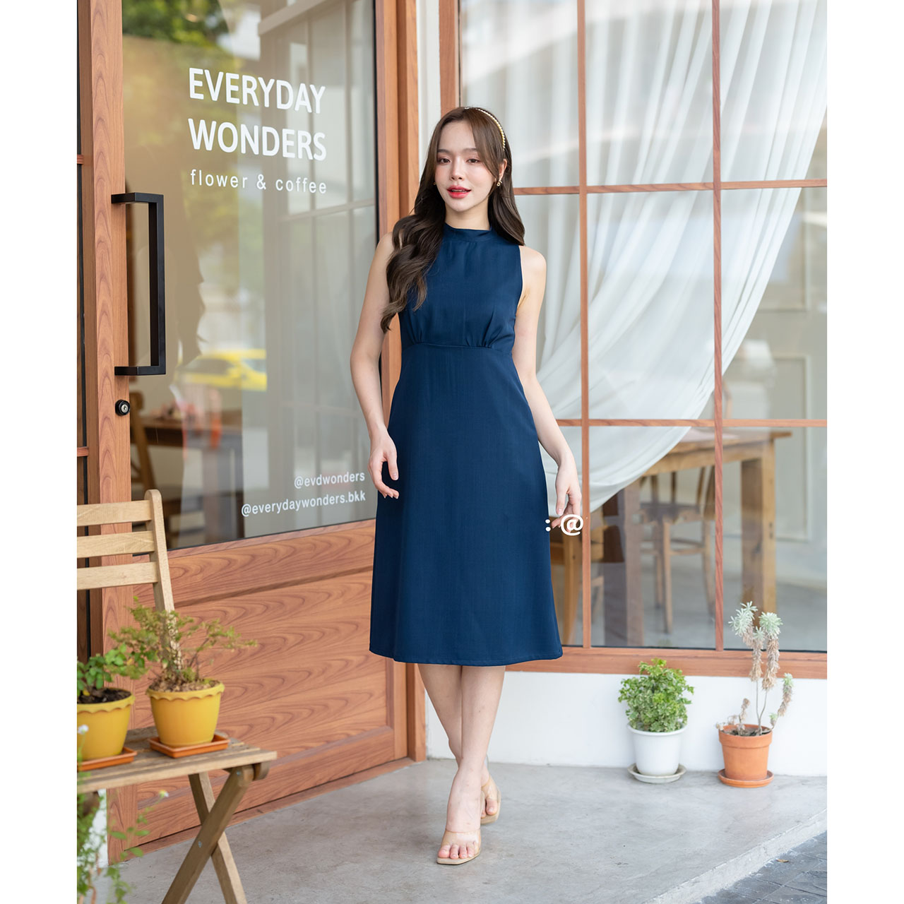 kudapy เดรสสั้นสีโอวัลติน/สีกรม/สีชมพู/สีแดง ช่วงเสื้อเป็นแขนกุดคอปีน สายผูกคอเป็นโบว์ด้านหลังต่อด้วยกะโปรงทรงเอพริ้วๆ ช่วงเอวจับจีบเล็กๆ