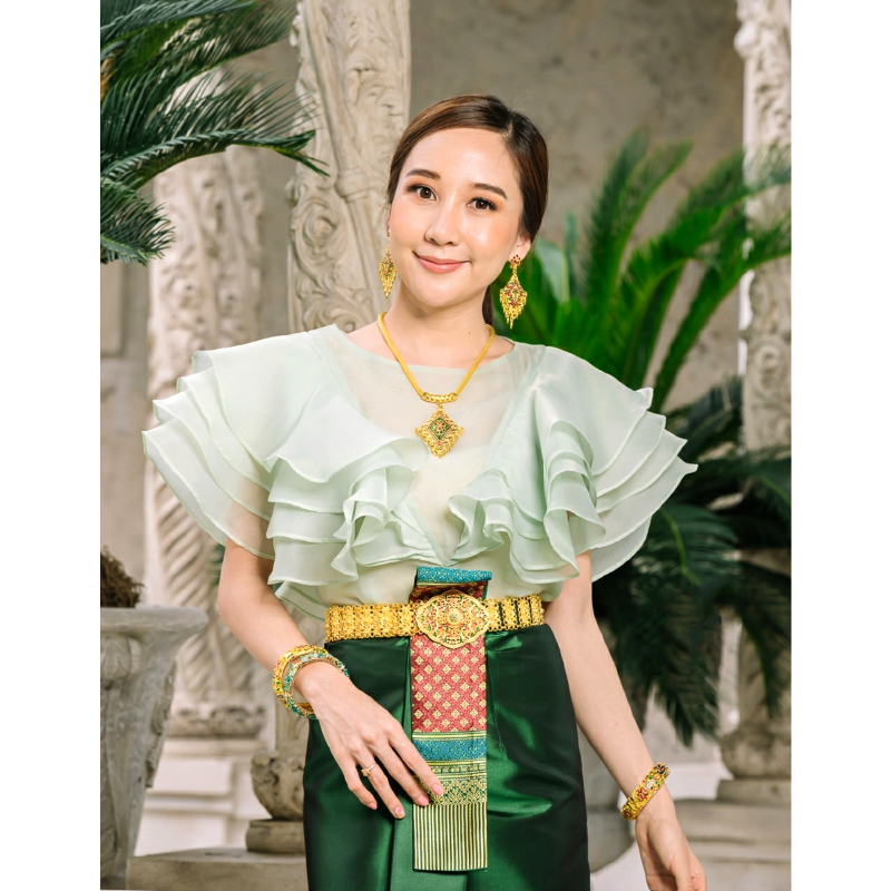 kudapy เสื้อไปงาน ผ้าแก้วคอปาดแคบสีขาว/สีเขียว แต่งระบายช่วงแขนเป็นทรงหน้าอก V Shape ระบาย 4 ชั้นสวยหรูมากๆค่ะรุ่นนี้