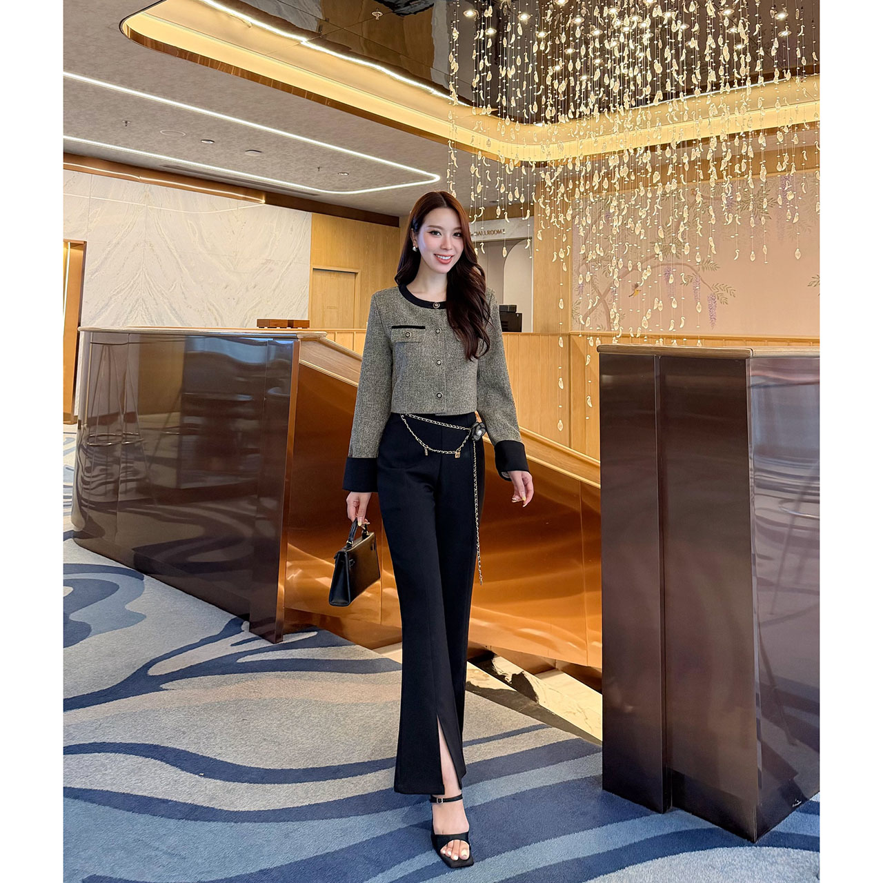 kudapy เซ็ทเสื้อครอปสูท ผ้าเนื้อทอแน่นสีสวยคลาสสิก ตัดต่อขอบสีดำบริเวณคอ แขน และชายเสื้อ เพิ่มความคมชัด กระดุมหน้าเรียงแนวตั้งแบบมินิมอล