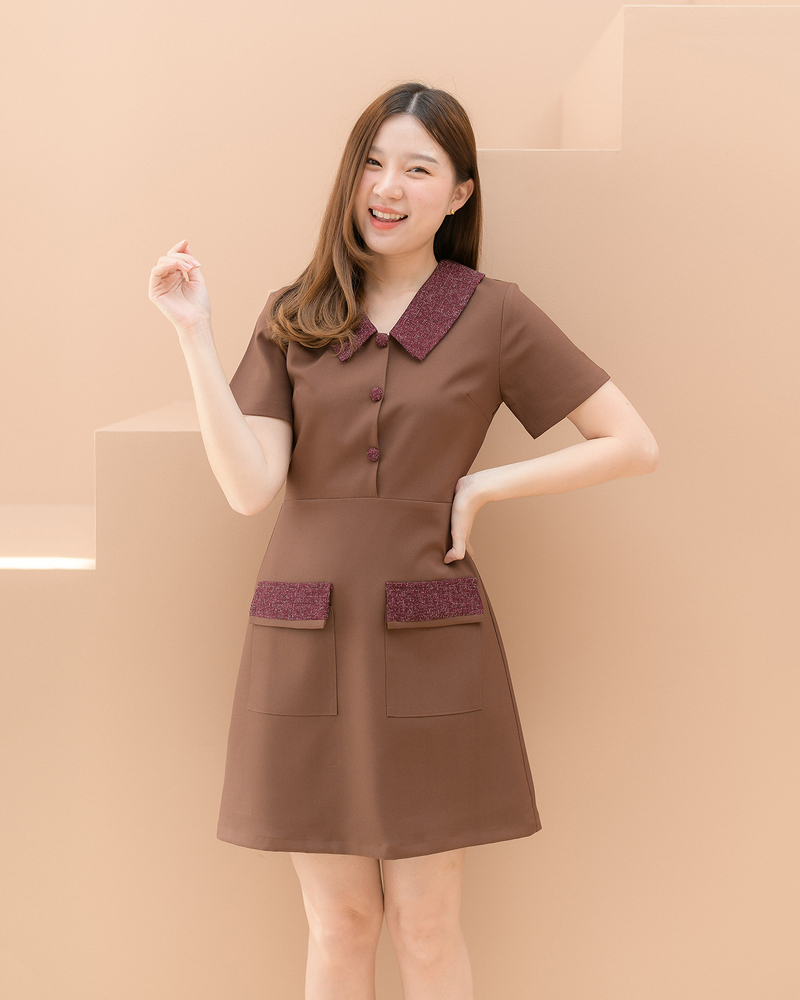 kudapy เดรสสั้นสีเทาฟ้า/สีครีมเข้ม/สีดำ/สีชมพูอ่อน คอปกแขนสั้น แต่งปกและฝากระเป๋าด้วยผ้าชาแนลโทนสีแมทช์กับชุด