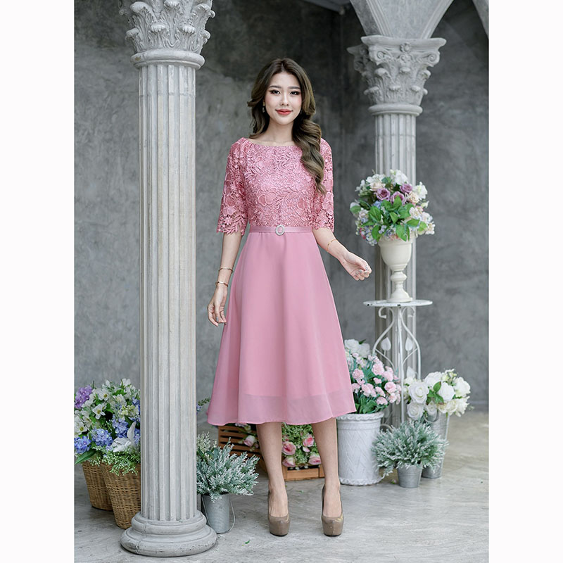 kudapy เดรสสั้นสีชมพู/สีเทา ลูกไม้เงาทรงแขนศอก ด้านบนเป็นผ้าลูกไม้เงาเนื้อดี ช่วงกระโปรงเป็นผ้าชิฟฟ่อนพริ้วๆ ทรงบานเล็กน้อยกำลังสวย