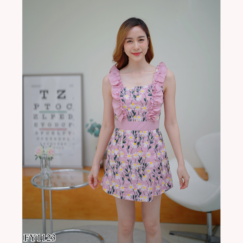 kudapy จั๊มสูทขาสั้นสีชมพู/สีขาว สายเดี่ยวทรงป้ายหน้าลายดอกไม้สวยดูดี