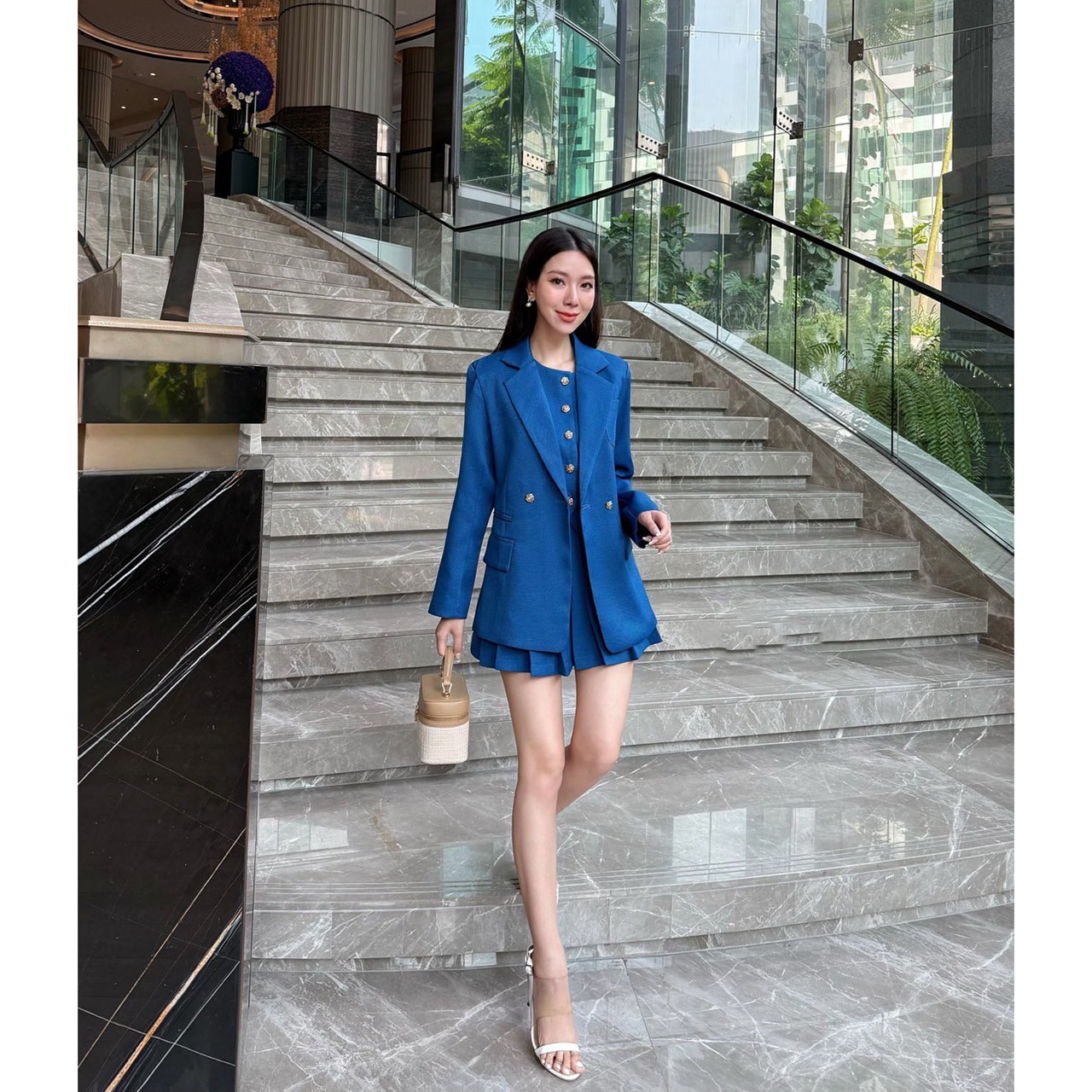 kudapy : เซ็ท 3 ชิ้น เสื้อแขนกุด+กระโปรง+Blazer แมทซ์ได้หลายลุค ตัวเสื้อแขนกุดกระดุมจริง กระเป๋าจริงด้านหน้า