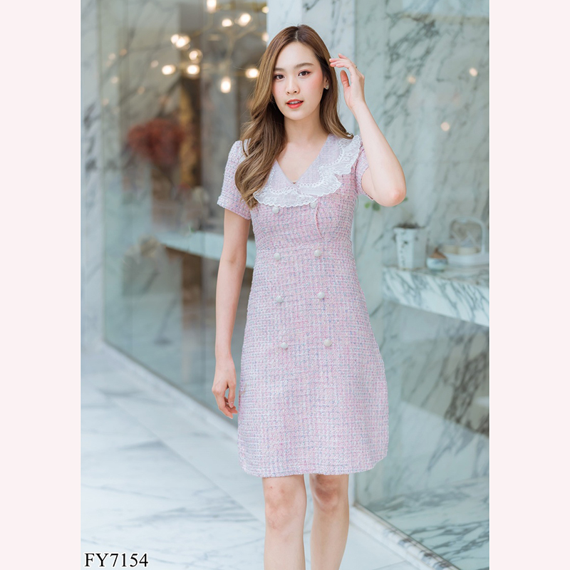 kudapy เดรสสั้นสีขาว/สีชมพู/สีฟ้า ผ้าชาแนลปกลูกไม้ สวยน่ารักใส่สบายตัว