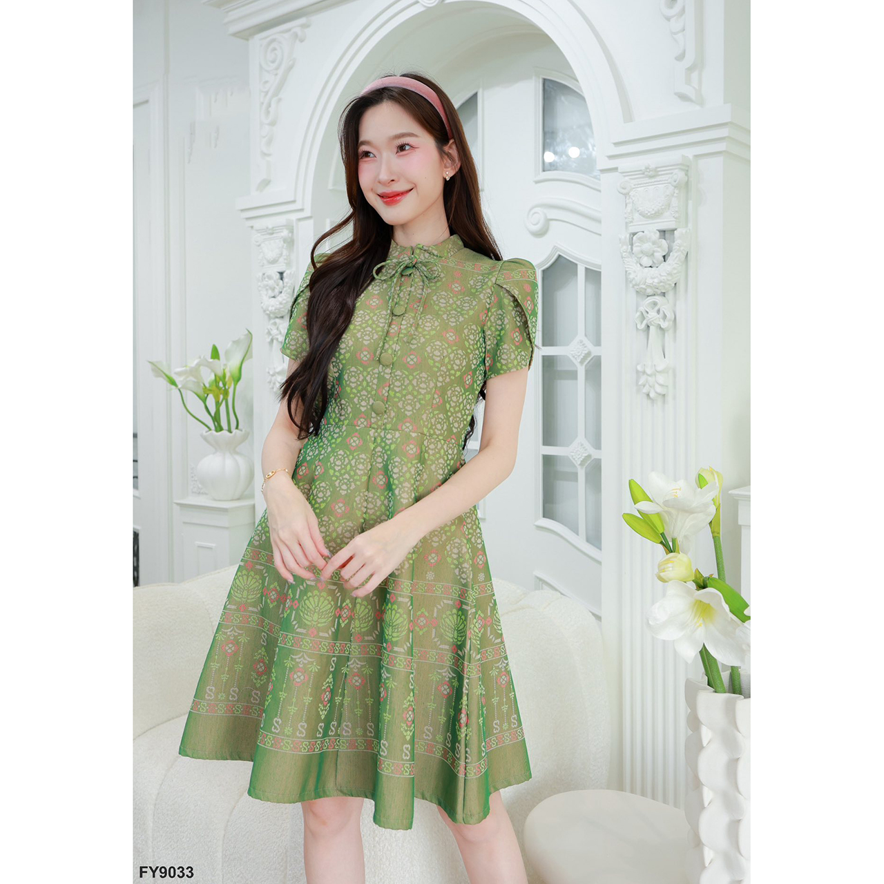 kudapy เดรสไทยทรงบานแขนกลีบบัวคอจีนแบบตั้งเล็กๆพร้อมผูกโบที่คอเสริมลุคให้ดูน่ารักมีสไตล์หวานผสมวินเทจ