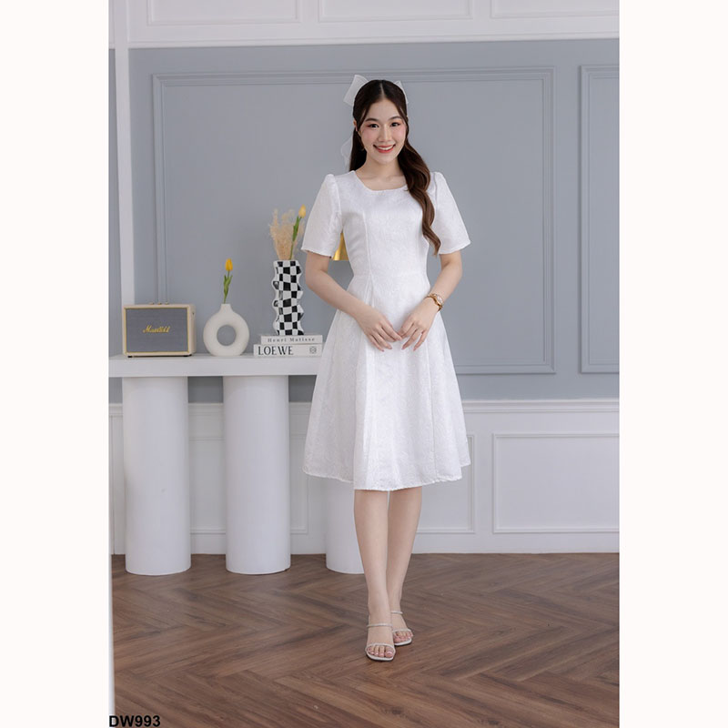 kudapy เดรสสั้นสีขาว/สีชมพู/สีฟ้า ทรงเข้ารูปส่วนบนกระโปรงบานผ้านูน พร้อมสายอัดเอว งานซิปด้านหลัง