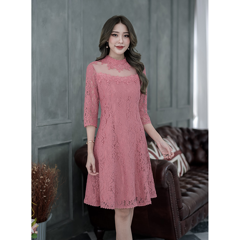 kudapy เดรสสั้นสีชมพู/สีฟ้า ลูกไม้เนื้อนิ่ม รุ่นนี้เป็นแขนศอก กระโปรงบานเล็กน้อย ช่วงอกแต่งผ้าซีทรู เก๋ที่ช่วงคอ