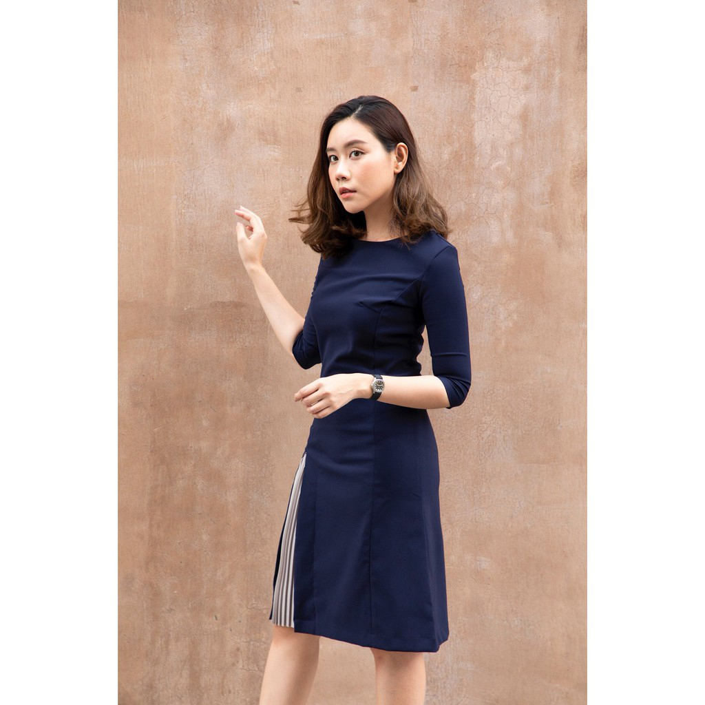 kudapy เดรสสั้นแขนห้าส่วนสีชมพูกะปิ,สีกรม,สีแดง,สีดำ,สีเบจ,สีดำ ทรงคอปาด ผ้ายืดโพลีเอสเตอร์เนื้อดี มีน้ำหนัก ผ้ามีความยืดหยุ่นกระโปรงทรง A เล่นดีไซน์ผ่าหน้าด้านขวา