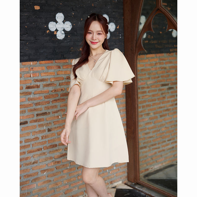 kudapy เดรสสั้นสีชมพู/สีเขียวมัทฉะ/สีครีม ตัวเสื้อเป็นคอวีจับจีบเดรปที่อก ต่อลงมาเป็นกระโปรงทรงเอบานเล็กๆ แขนเสื้อเป็นทรง Bell