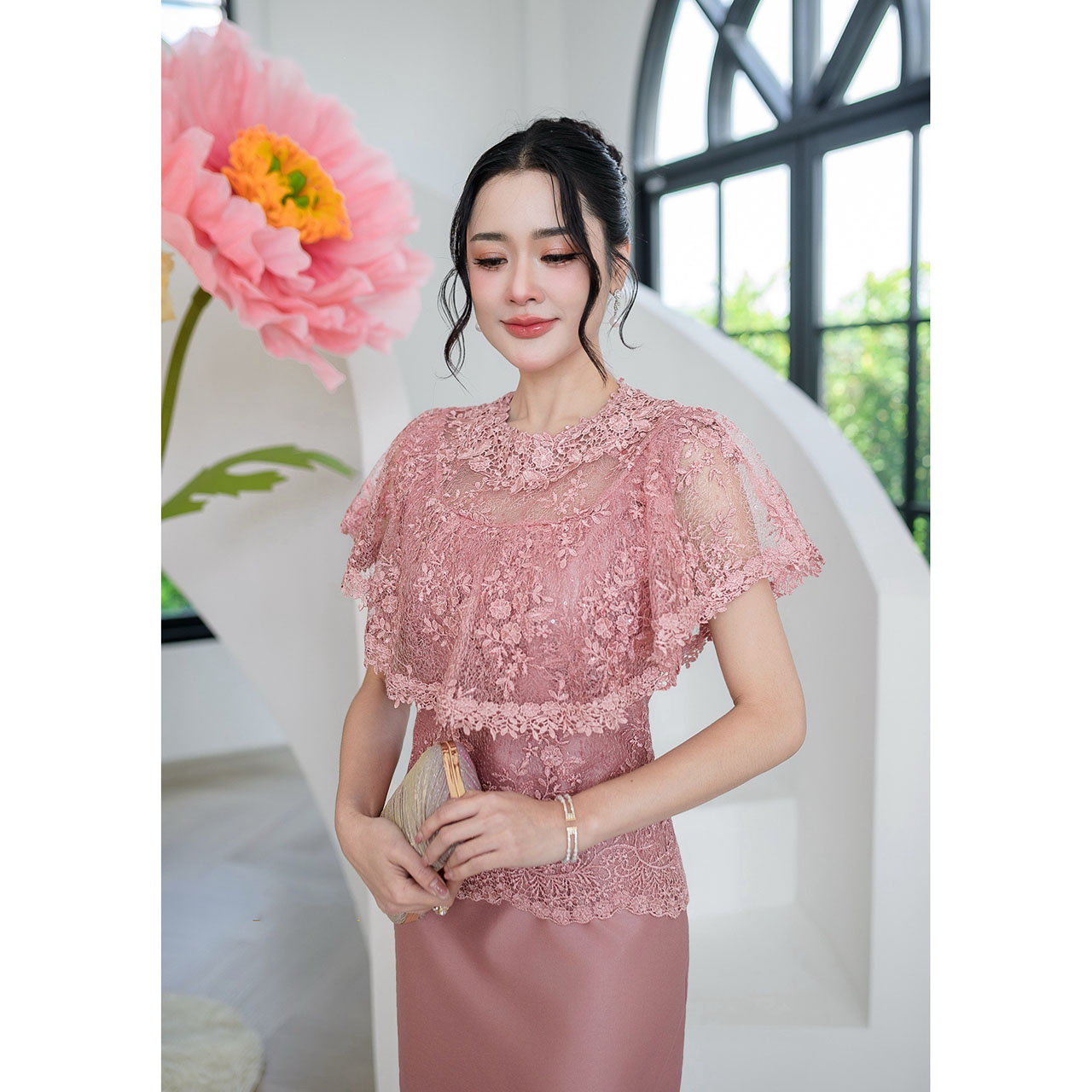 kudapy เดรสยาวลูกไม้ผ้าไหมคลุมไหล่ระบาย แต่งรอบคอด้วยลูกไม้สวยหรู กระโปรงเป็นงานผ้าไหมญี่ปุ่น