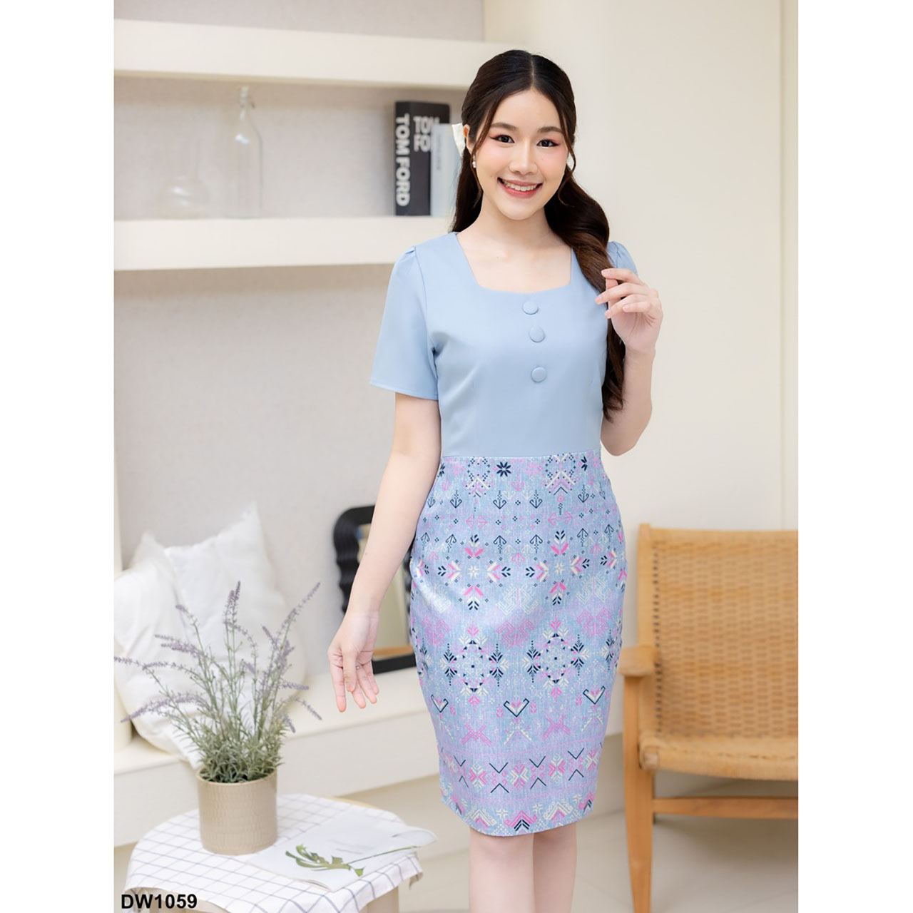kudapy เดรสสั้นสีฟ้า/สีชมพู/สีม่วง คอเหลี่ยมกระโปรงลายไทย