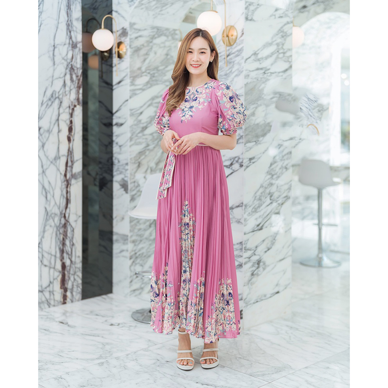 kudapy เดรสยาวสีชมพู/สีขาว กระโปรงอัดพลีทผ้าซาติน+เชือก