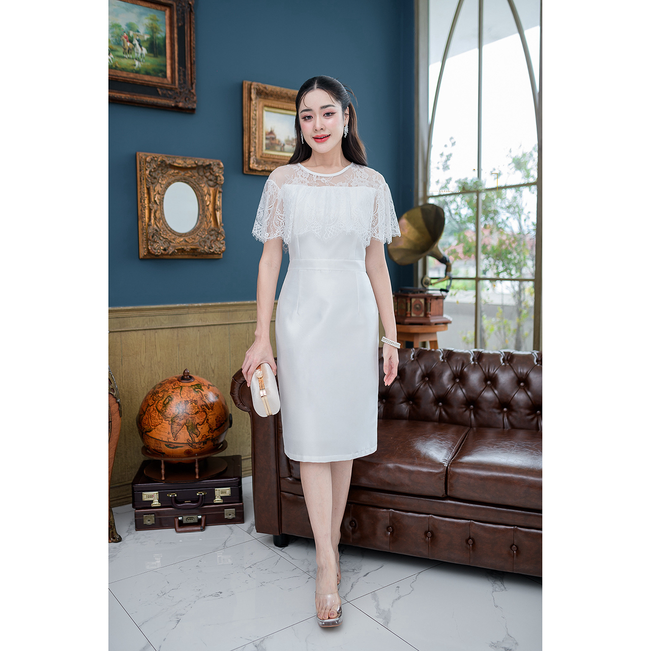 kudapy เดรสสั้นสีขาว/สีชมพุ ผ้าไหมอัดกาวทั้งชุด ดีไซน์คลุมไหล่ด้วยผ้าลูกไม้ฝรั่งเศส