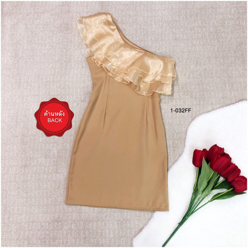 kudapy เดรสสั้นไหล่เฉียง แต่งระบายผ้าแก้ว ตัวเดรสงานผ้าซาร่า มีซิปข้าง ตีเกล็ดหน้า-หลัง เอวไม่สม็อค