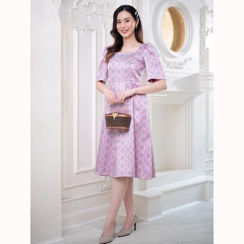 kudapy :เดรสสั้นสีชมพู ทรงระบาย พลางหุ่น พลางใจ ใส่ได้ทุกโอกาส หวานใส่แล้วขับผิว ลายทอปักสีเทาด้ายเงาสวยโดดเด่นไม่ซ้ำใคร