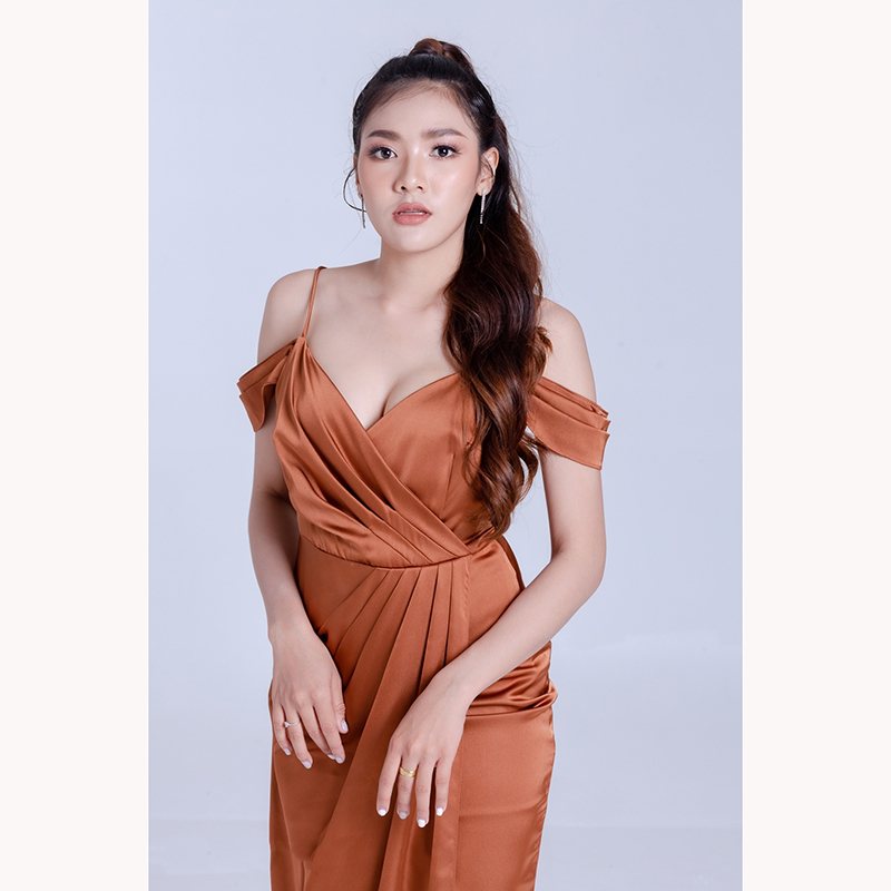 kudapy เดรสยาวสีน้ำตาลทอง/สีชมพู/สีแดง ออกงาน สายเดี่ยวคล้องไหล่ กระโปรงยาวผ่าหน้า แนวเรียบหรู