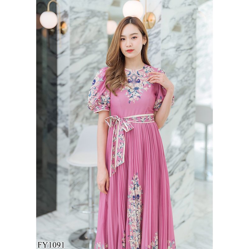 kudapy เดรสยาวสีชมพู/สีขาว กระโปรงอัดพลีทผ้าซาติน+เชือก