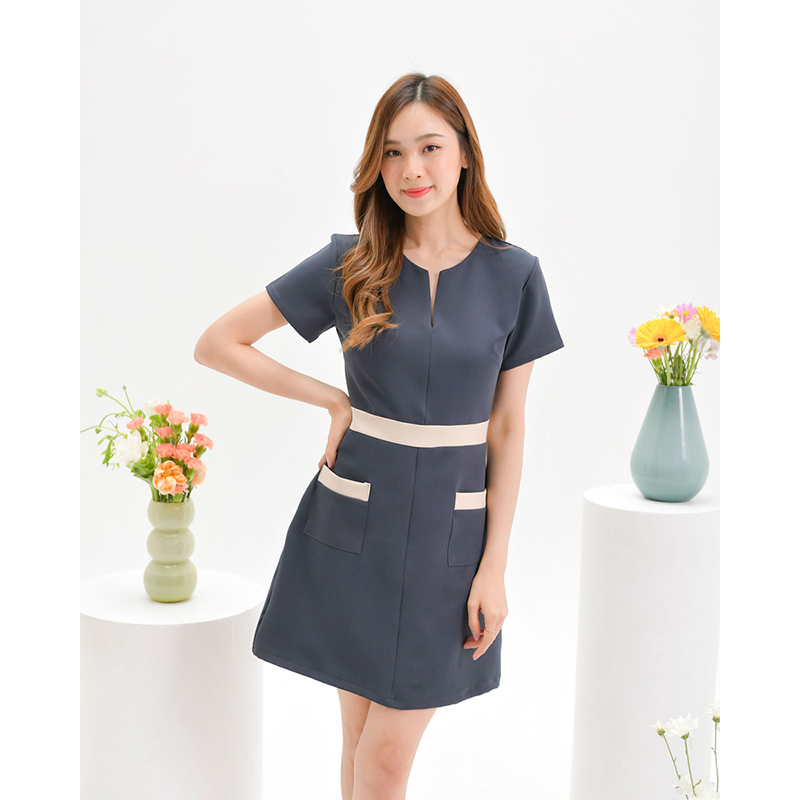 kudapy เดรสสั้นสีเทาเข้ม/สีเหลือง คอผ่า มีกระเป๋าใส่ของได้จริง คัทติ้งเล่นสีตัดต่อเอวและขอบกระเป๋า