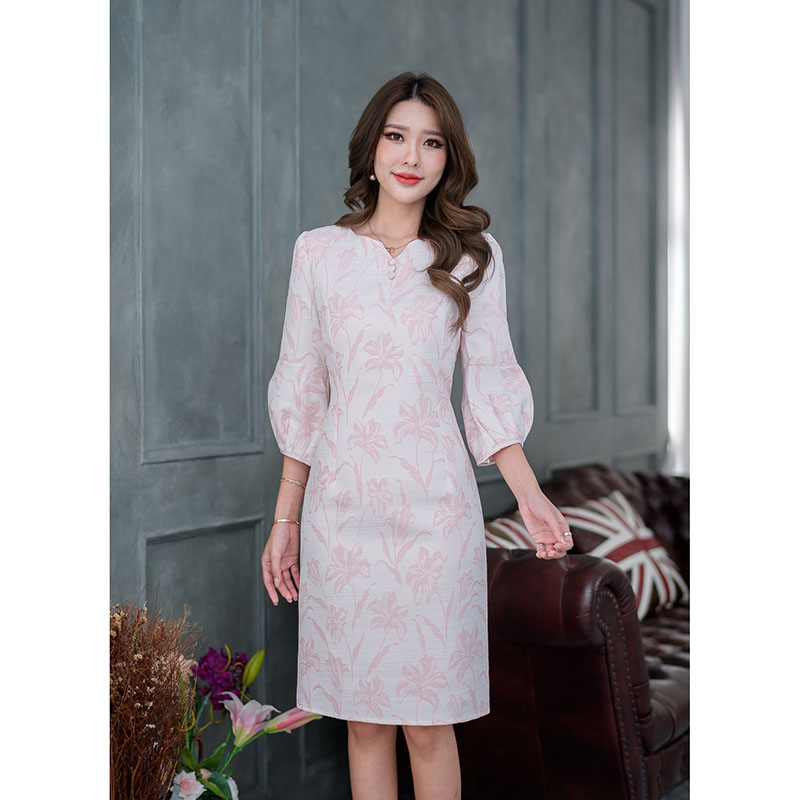 kudapy เดรสสั้นสีโอรสอ่อน/สีโอรสเข้ม(ออกส้ม) ทรงสวยดีไซน์แขนบอลลูน ดีไซน์แตกต่างจากรุ่นเดิมเล่นดีเทลแต่งกระดุมช่วงอกเพิ่มความเก๋ และคอจะเป็นคอกลมผ่าสวยงาม